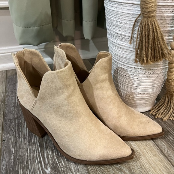 Pointed Toe - Heel Ankle Booties - Picture 3 of 10